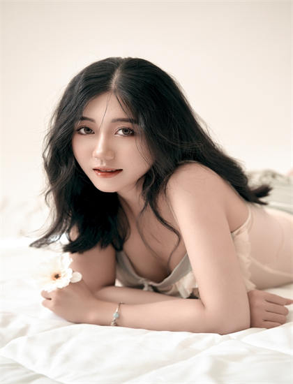 《腕带之恋》色彩运用批判解析：色调选择与情绪表达分析